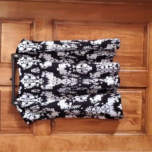 EUC TORRID Black and White Sweater Skirt Size 3X